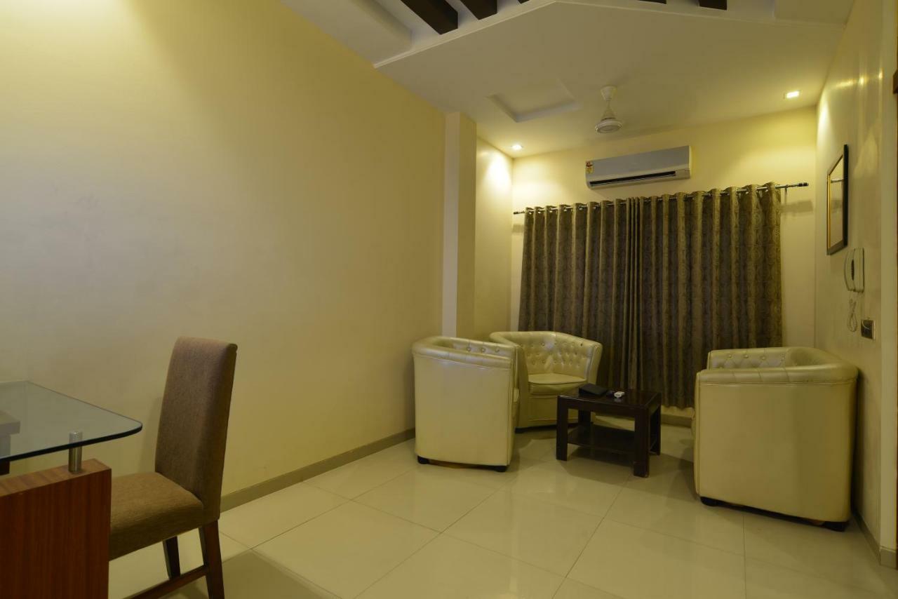 Hotel Jhankar Palace Dhule Kültér fotó
