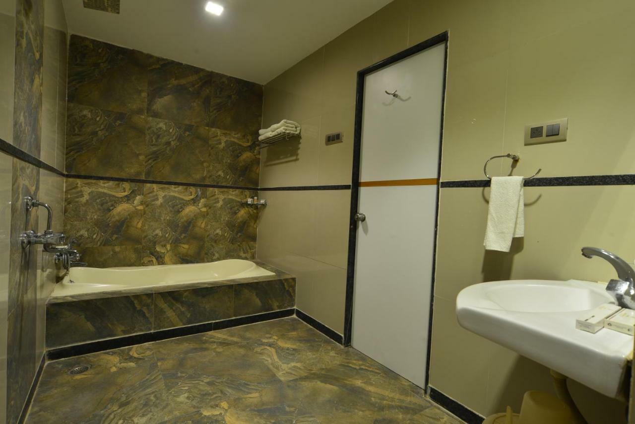 Hotel Jhankar Palace Dhule Kültér fotó