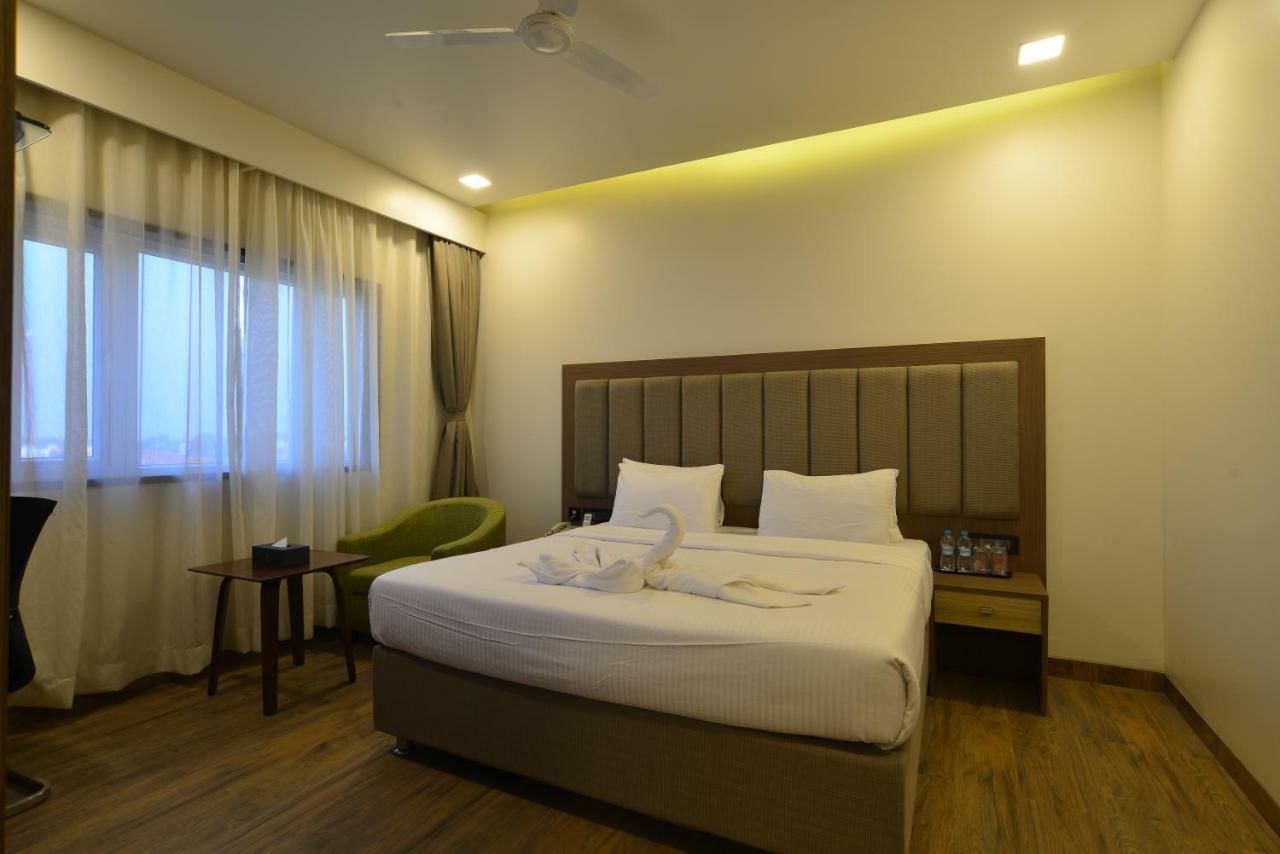 Hotel Jhankar Palace Dhule Kültér fotó