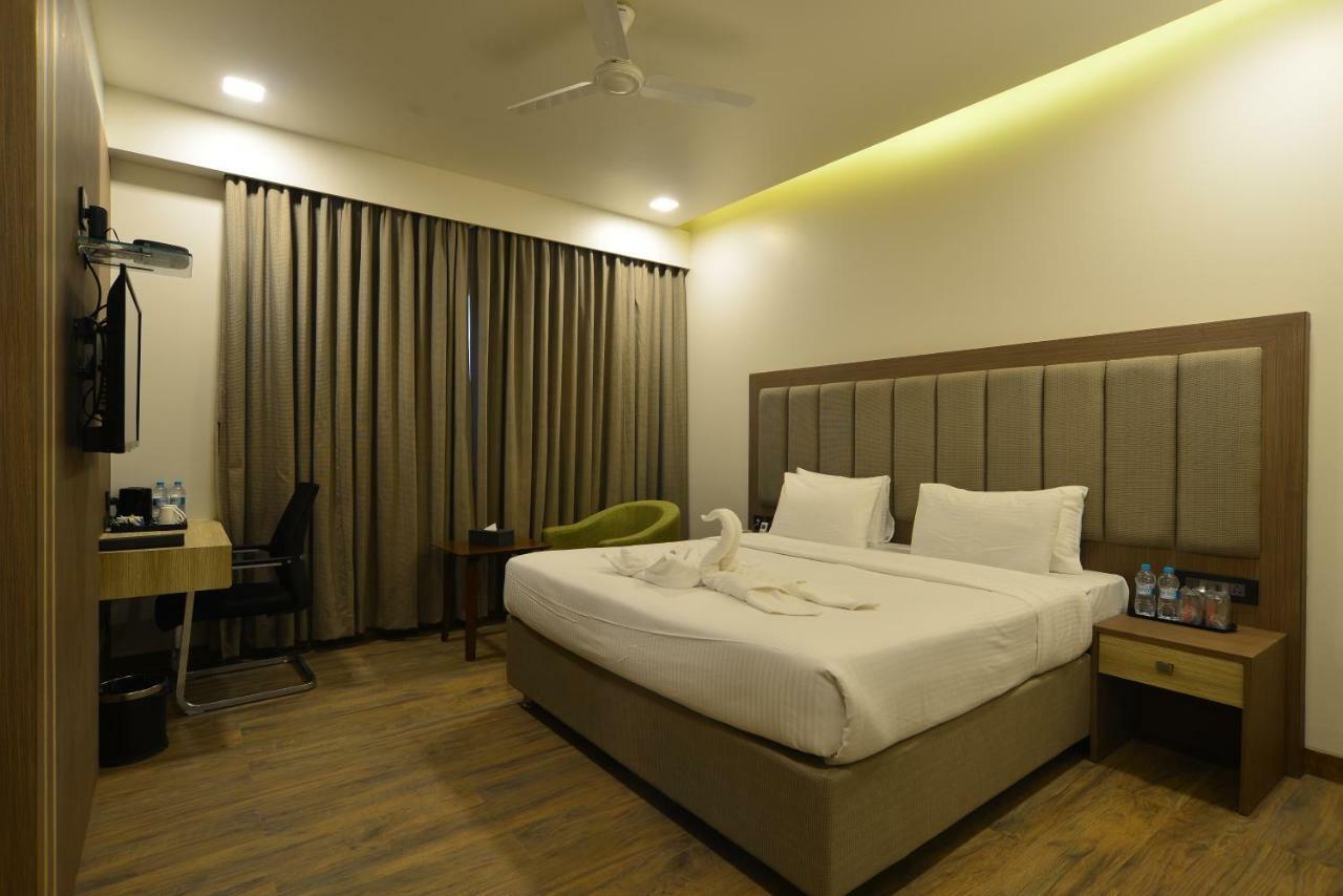 Hotel Jhankar Palace Dhule Kültér fotó