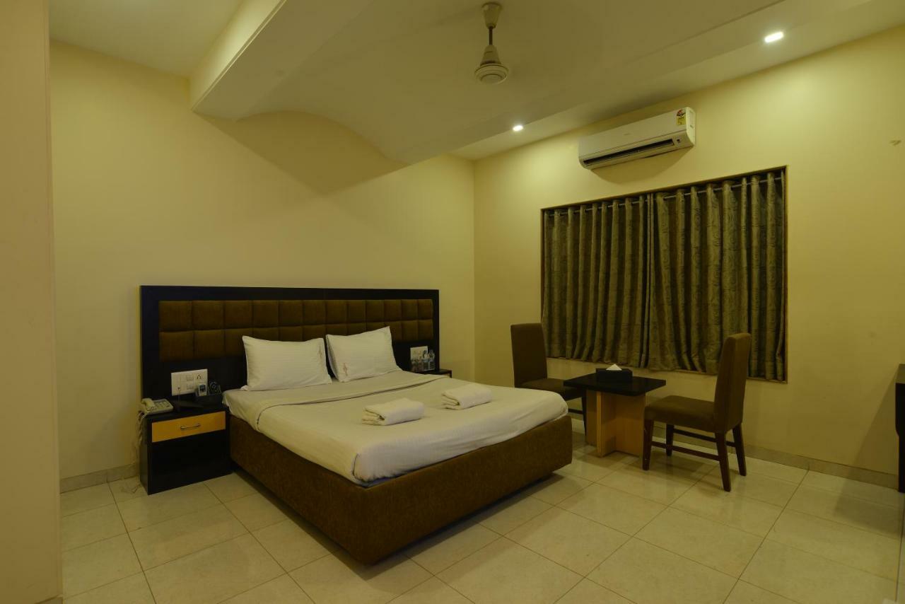 Hotel Jhankar Palace Dhule Kültér fotó