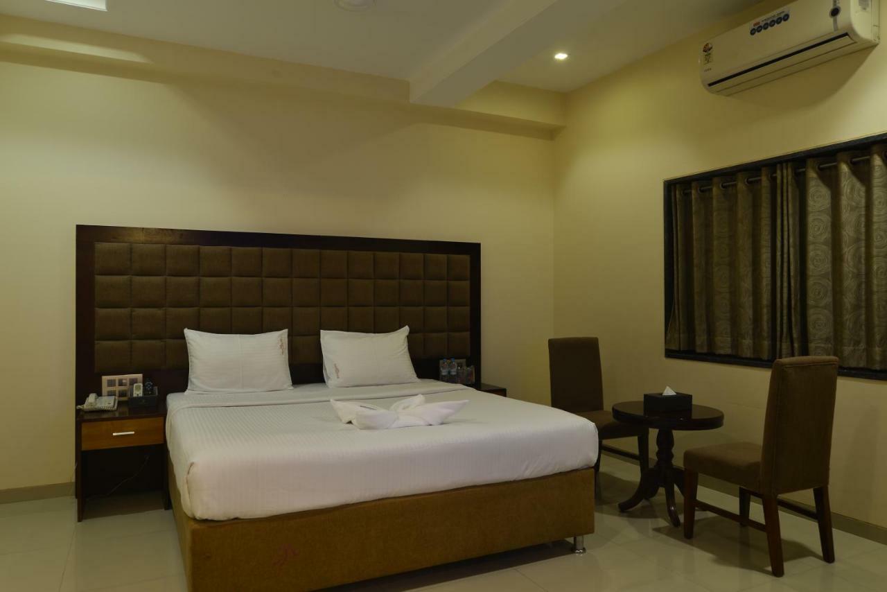 Hotel Jhankar Palace Dhule Kültér fotó