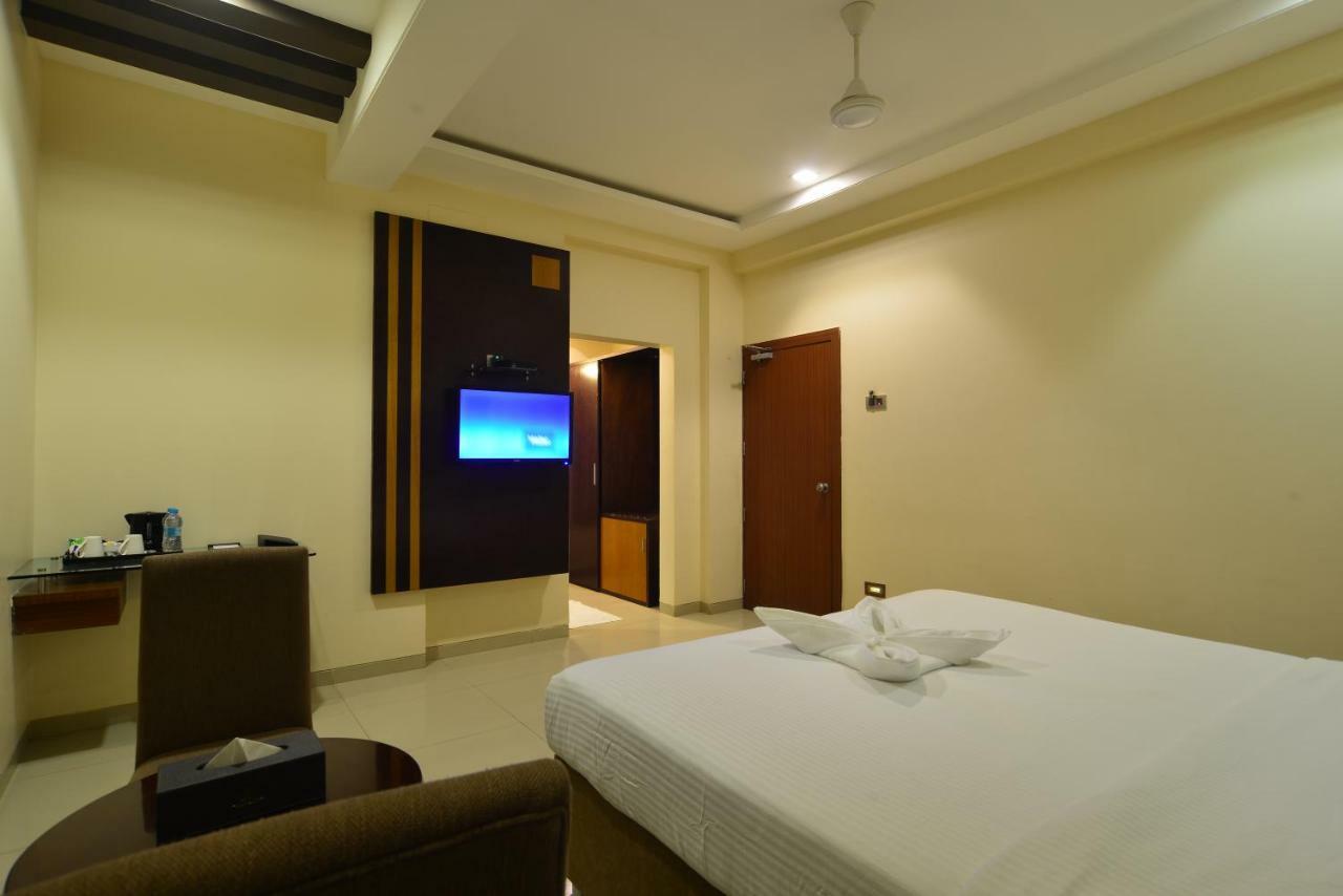 Hotel Jhankar Palace Dhule Kültér fotó