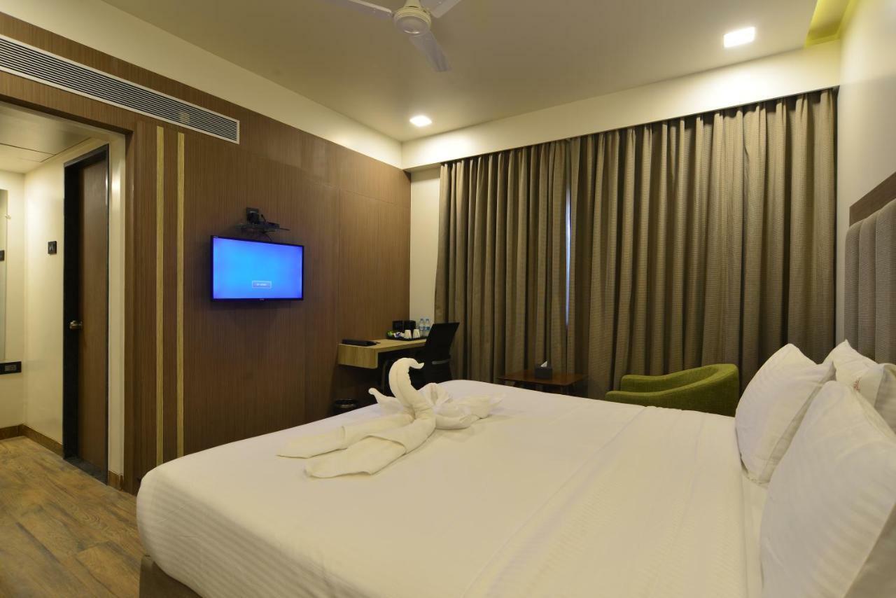 Hotel Jhankar Palace Dhule Kültér fotó
