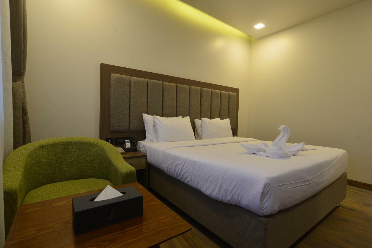 Hotel Jhankar Palace Dhule Kültér fotó